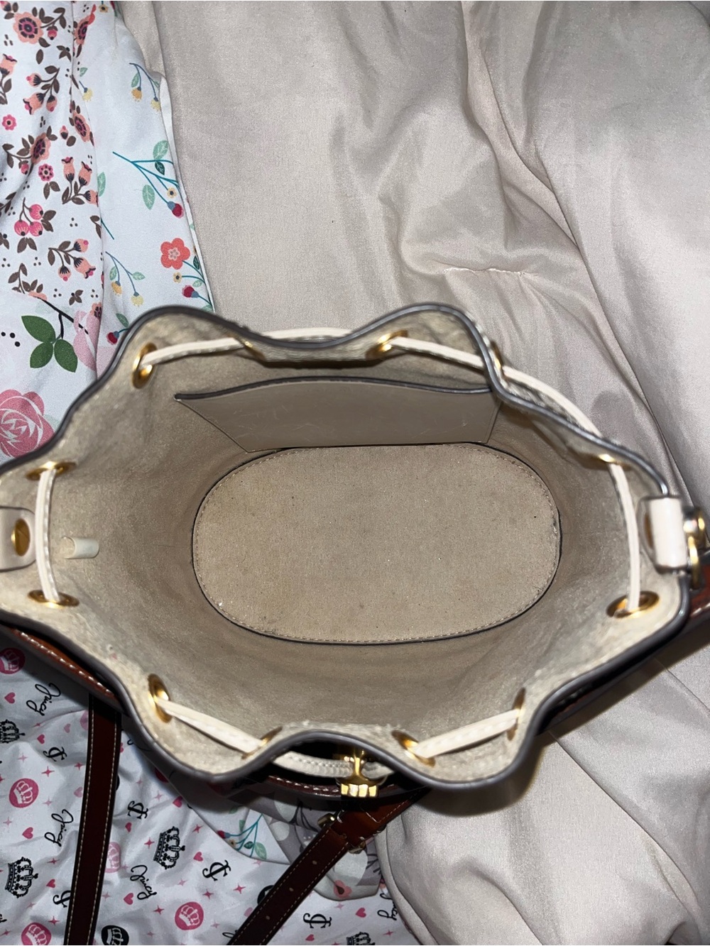 Tory Burch Cream Longan T monogram Bucket Bag - Picture 4 of 14